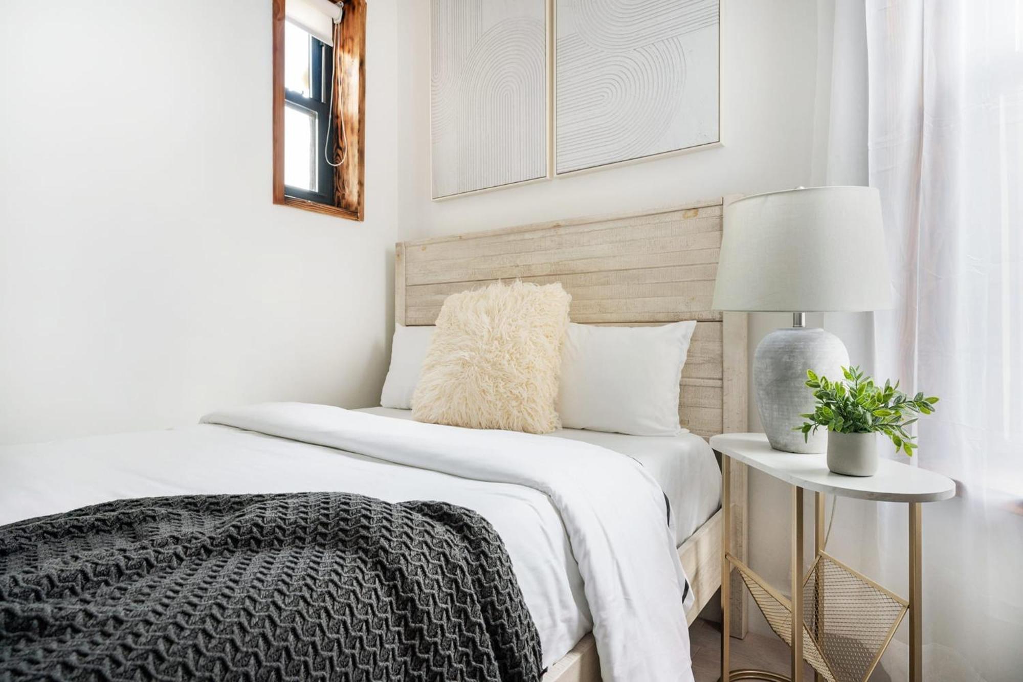 48-4fe 2br Prime Midtown West Apartment